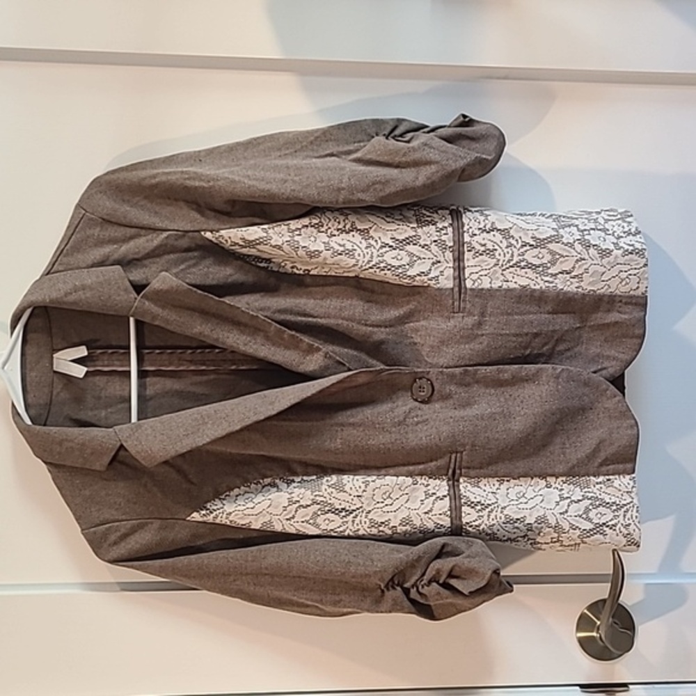 Vanity Blazer with lace accets